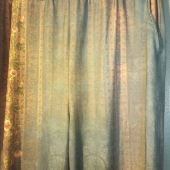 Elastic waist lace and floral cropped pants with pockets & scalloped hem… - Picture 3 of 9